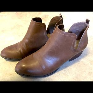 Arizona Sz 10 Booties LIKE NEW